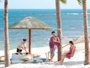 White sand, beach towels, beach volleyball - Anantara Resort & Spa (Sanya)
