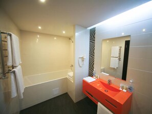 Amenidades de baño gratuitas, secadora de cabello, toallas 