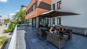 Un hôtel doté d’une terrasse et d’un espace couvert.