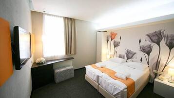 Camera con 2 letti singoli (Modern) | Minibar, una cassaforte in camera, una scrivania, ferro/asse da stiro