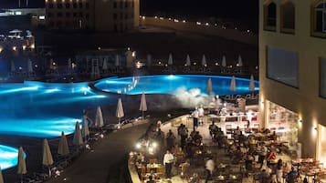 3 restaurants, breakfast, lunch, dinner served; international cuisine