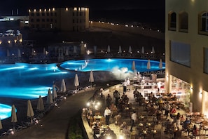 3 restaurants, breakfast, lunch, dinner served; international cuisine
