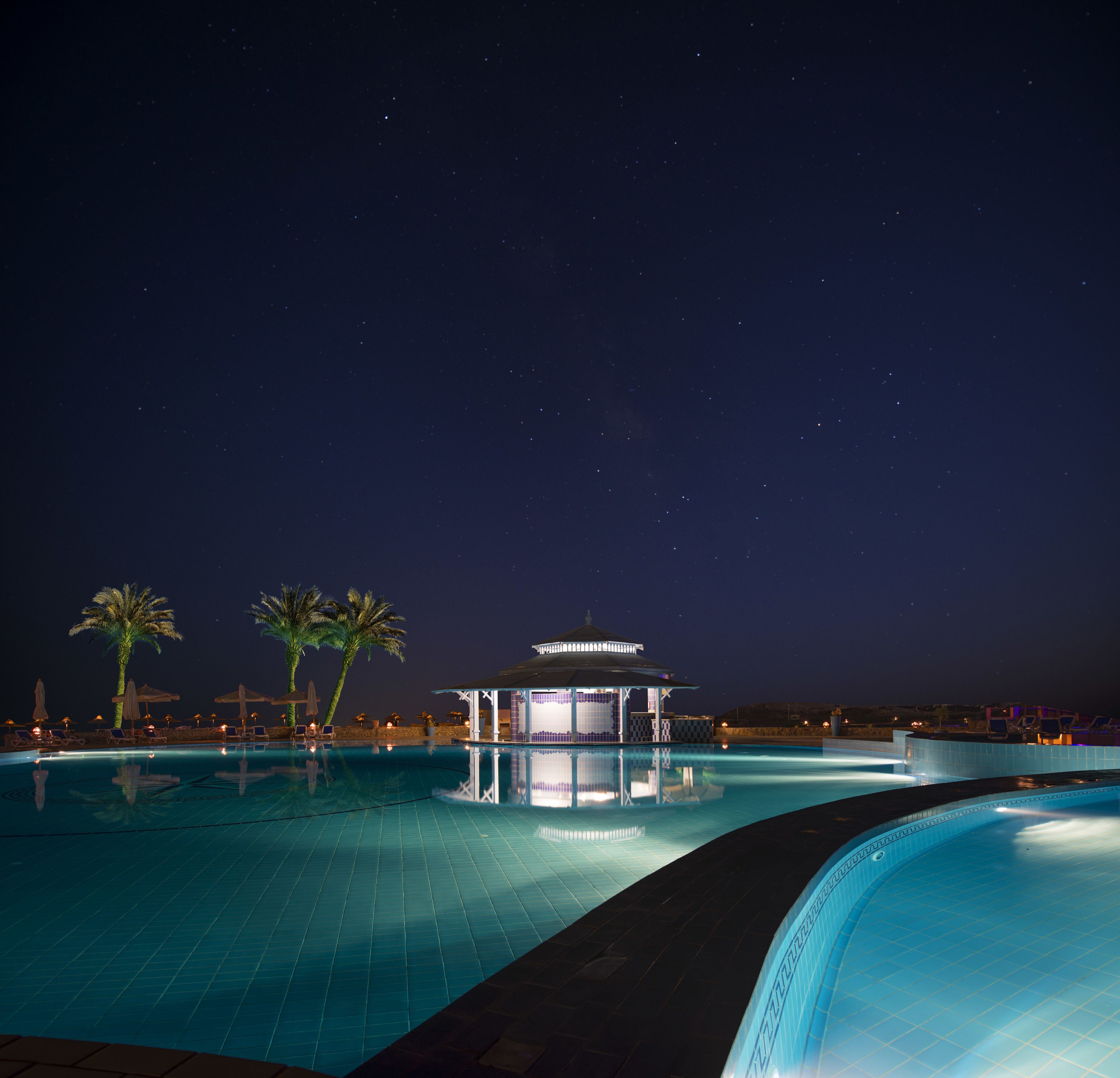 2 outdoor pools, pool loungers