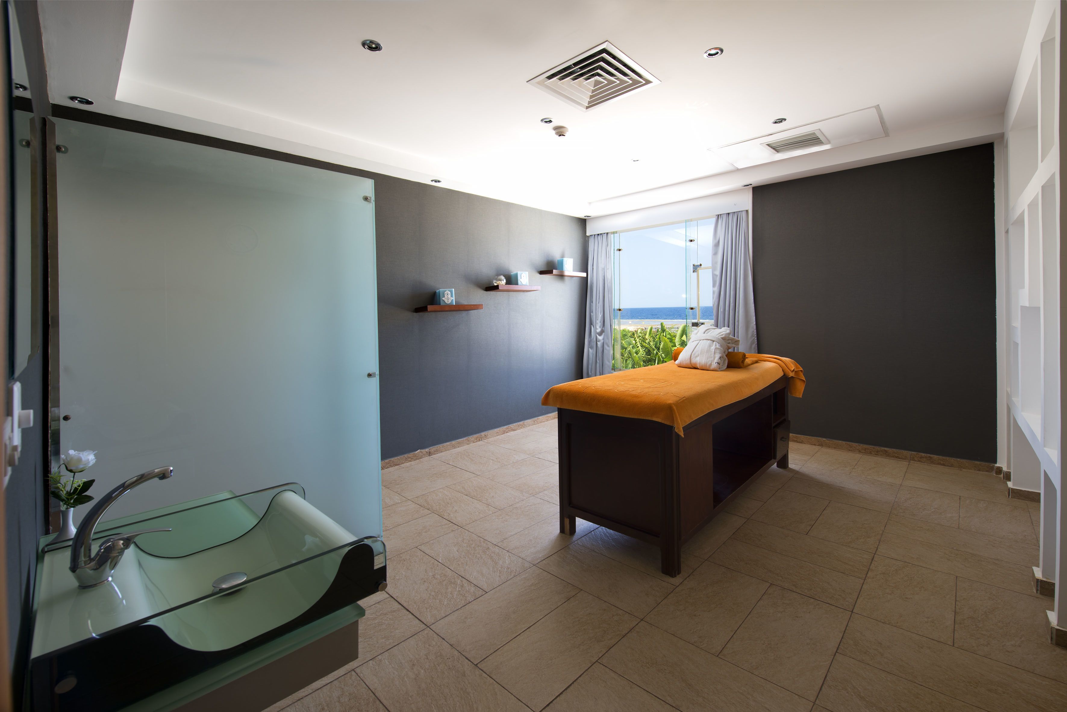 sauna, hot tub, steam room, turkish bath/hammam, thai massages, facials