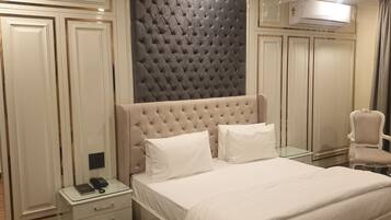 Superior Room | Premium bedding, minibar, desk, laptop workspace
