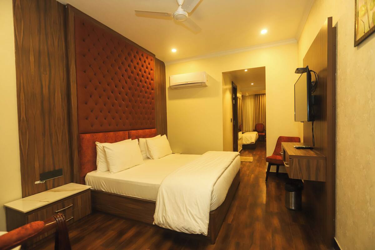 Family Room | Premium bedding, minibar, desk, laptop workspace