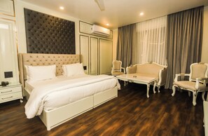 Premium bedding, minibar, desk, laptop workspace - Hotel Pong View (Dharamshala)