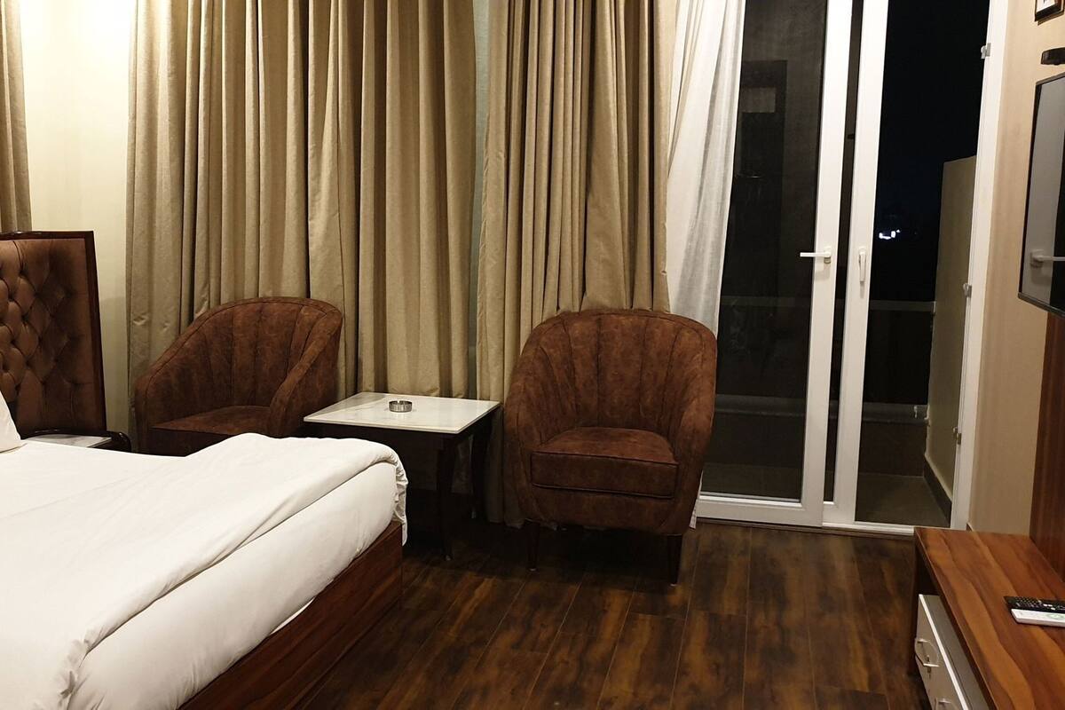 Ropa de cama de alta calidad, minibar y escritorio