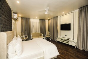 Studio suite | Luxe beddengoed, een minibar, een bureau, een laptopwerkplek