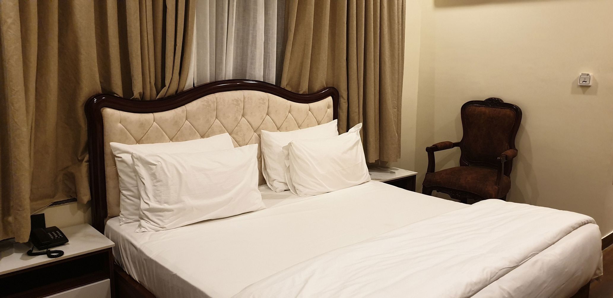 Ropa de cama de alta calidad, minibar y escritorio 
