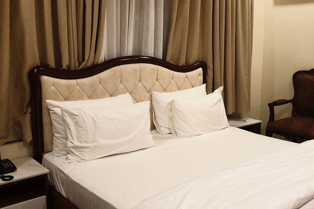 Ropa de cama de alta calidad, minibar y escritorio