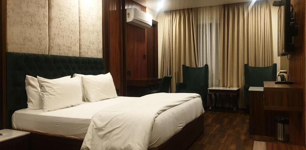 Ropa de cama de alta calidad, minibar y escritorio 