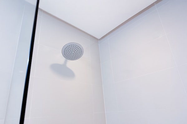 Duş, geniş duş başlığı, saç kurutma makinesi, bide