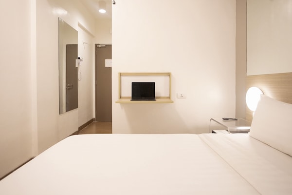 Kaliteli yatak takımı, odada kasa, masa