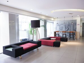 Lobby sitting area - Red Planet Makati Avenue Manila (Makati)