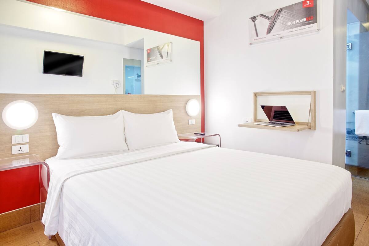 Ropa de cama de alta calidad y caja de seguridad en la habitación