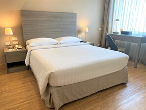 Minibar, pengeskab på værelset, individuel indretning, skrivebord