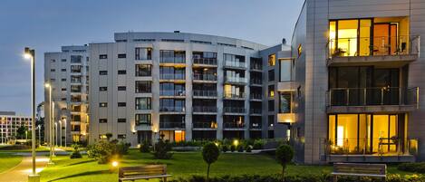 Majoituspaikan julkisivu illalla/yöllä