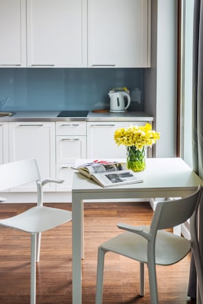 Habitación individual | Cocina básica privada | Frigorífico, microondas, placa de cocina y lavavajillas