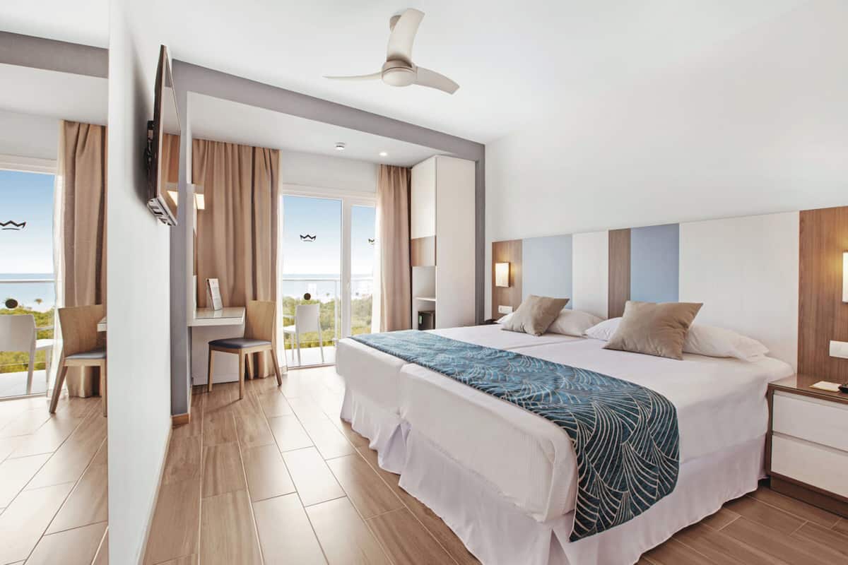 Minibar, coffres-forts dans les chambres, Wi-Fi gratuit, draps fournis