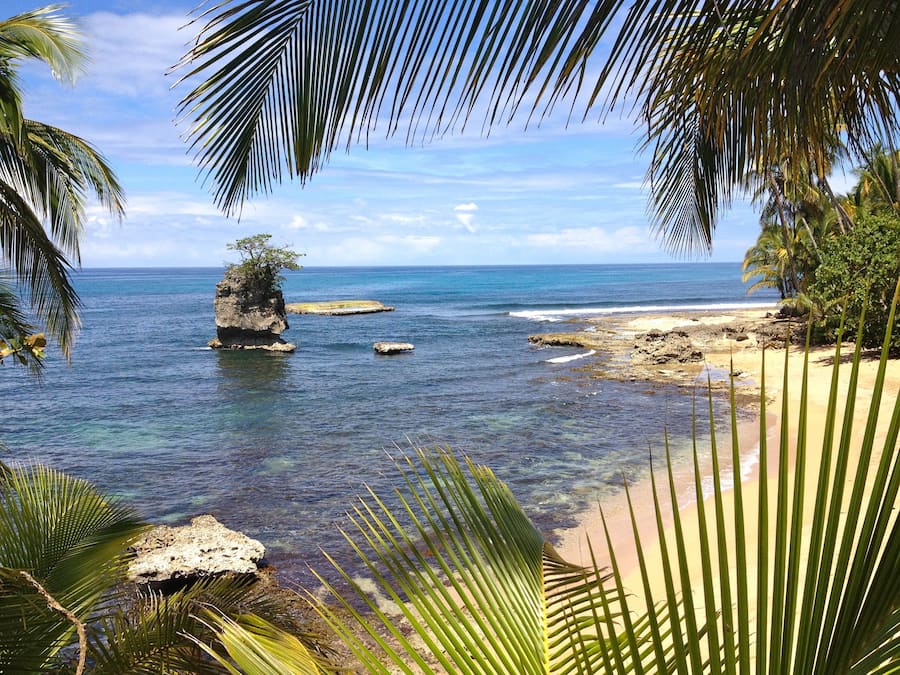 Nær stranden og hvit sand
