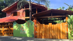 A wooden house with a red roof and a green entrance gate. - Physis Caribbean Bed & Breakfast (Cahuita)