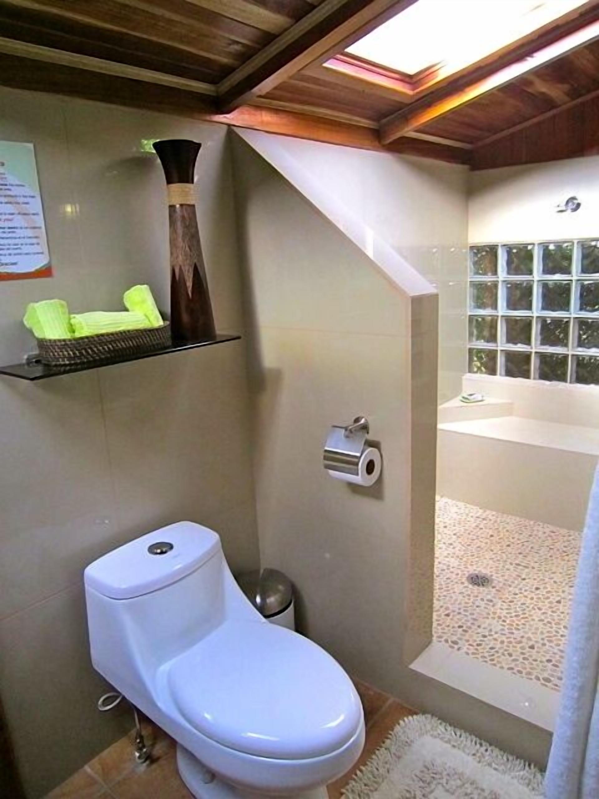 Honeymoon Bungalow, 1 Double Bed, Garden Area | Bathroom | Towels