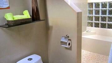 Honeymoon Bungalow, 1 Double Bed, Garden Area | Bathroom | Towels