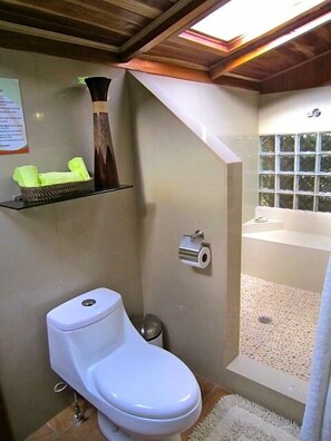 Bungalow Bulan Madu, 1 Tempat Tidur Double, area taman | Kamar mandi | Handuk
