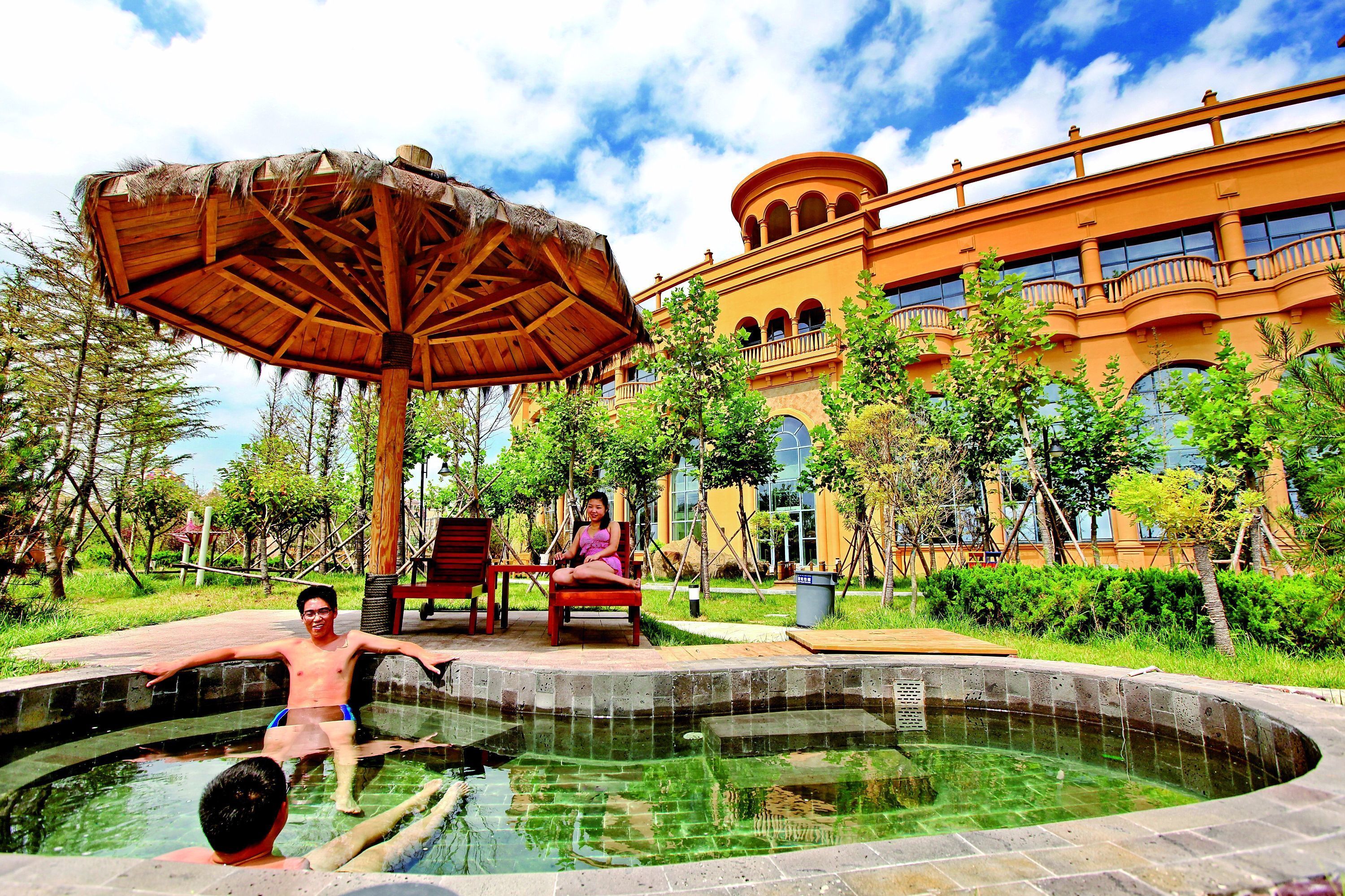 Outdoor spa tub