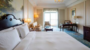 Minibar, caja fuerte, escritorio y cortinas opacas