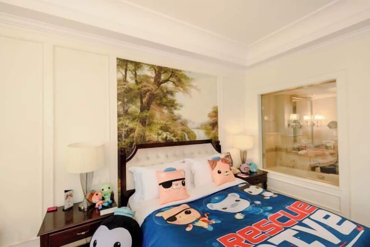 Minibar, in-room safe, desk, blackout curtains