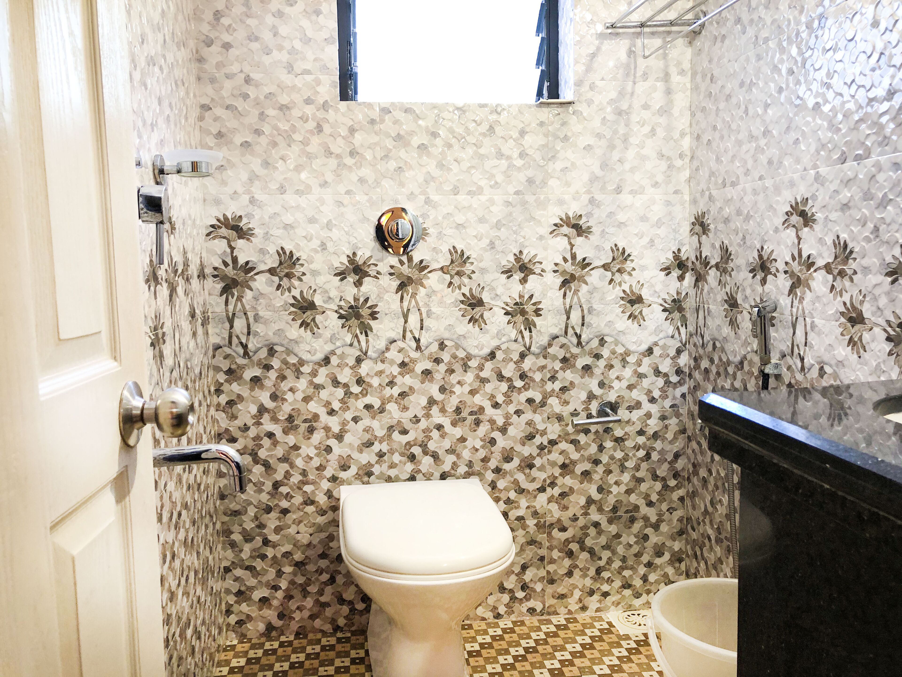 Un baño con inodoro, lavabo y ducha.