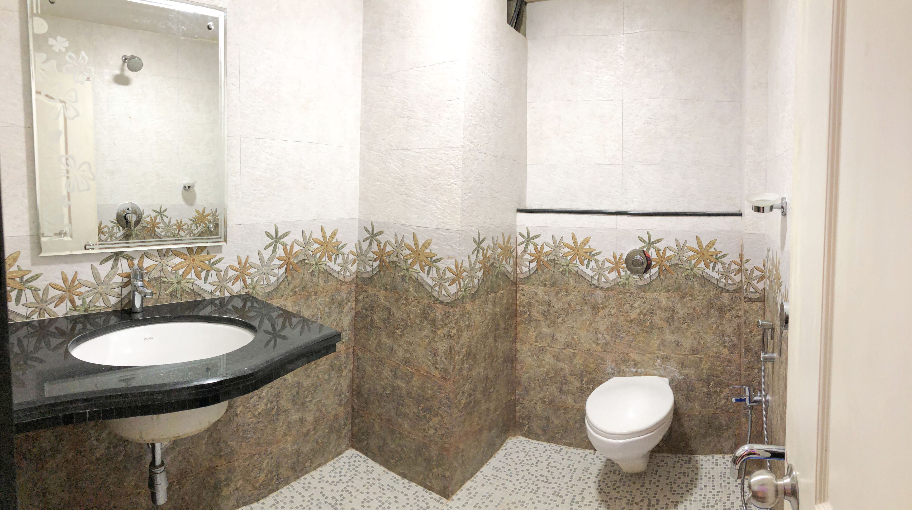 Un bagno con lavandino, WC e doccia.