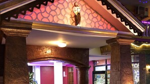 A lobby with a stone archway, a reception desk, and a seating area. - Veronica Guest House (Calangute)