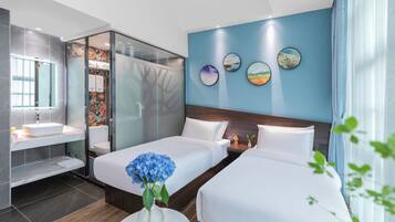 Quarto luxo, 2 camas de solteiro | 1 quarto, quartos à prova de som, ferros/tábuas de passar roupa