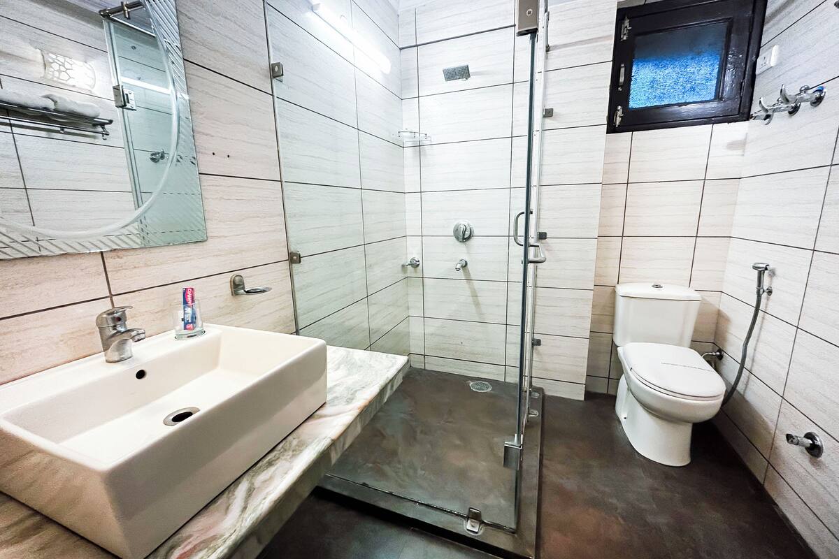 deluxe suite, 1 double bed | 1 bedroom, in-room safe, blackout curtains, iron/ironing board