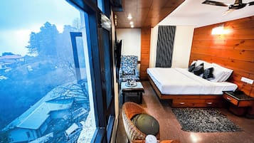 Deluxe Suite, 1 Double Bed | 1 bedroom, in-room safe, blackout drapes, iron/ironing board