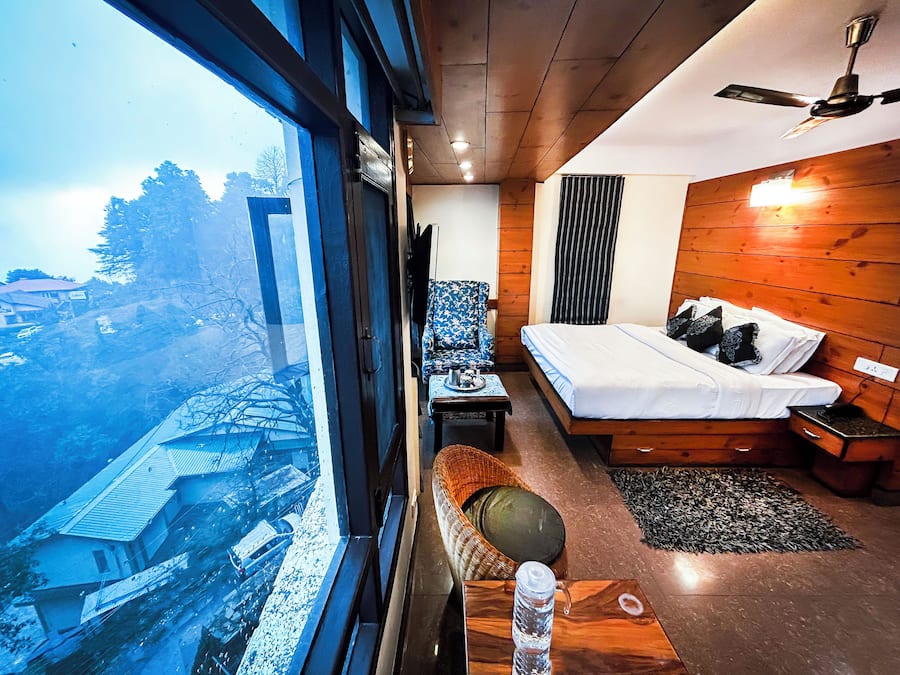 Deluxe Suite, 1 Double Bed | In-room safe, blackout drapes, iron/ironing board, rollaway beds