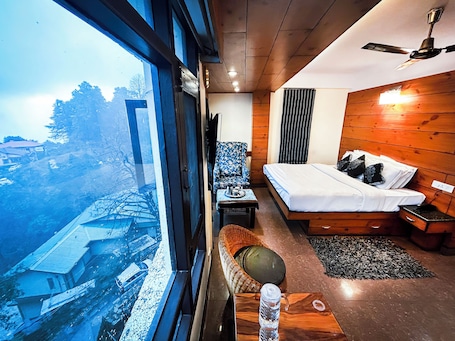 Deluxe Suite, 1 Double Bed | In-room safe, blackout drapes, iron/ironing board, rollaway beds