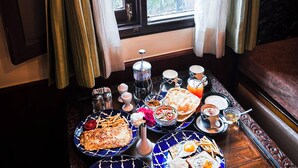تناول الطعام داخل الغرفة