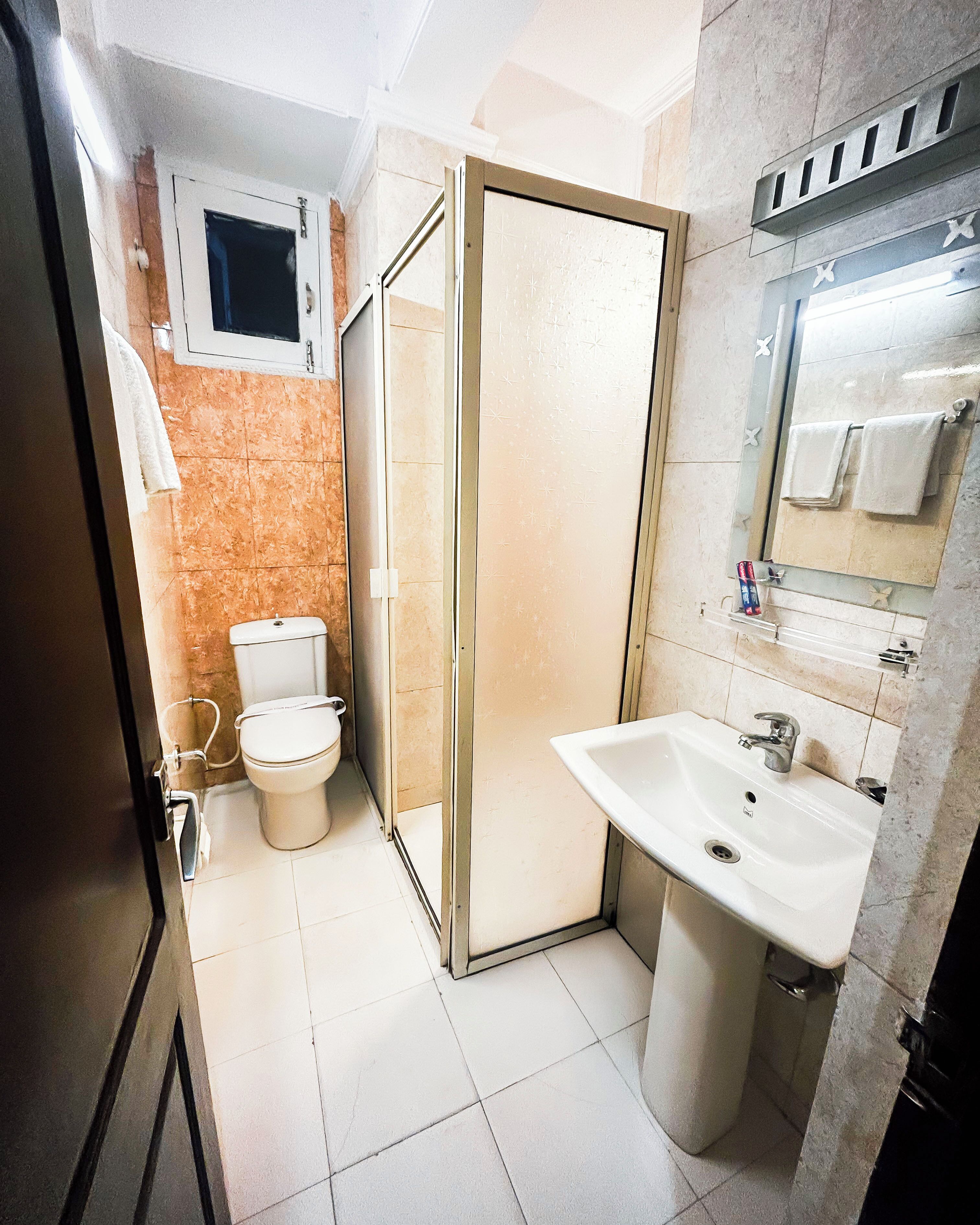 deluxe room, 1 queen bed | 1 bedroom, in-room safe, blackout curtains, iron/ironing board