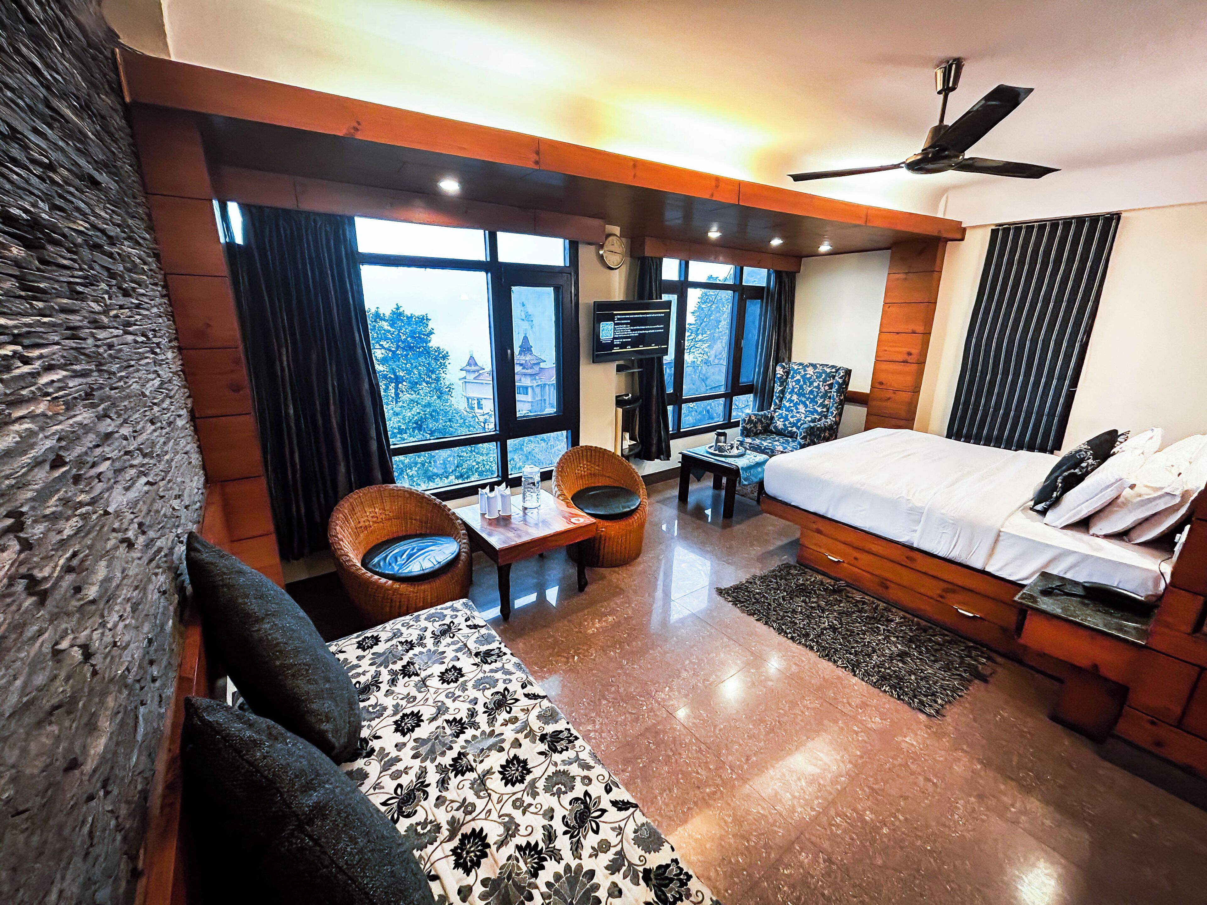 deluxe suite, 1 double bed | 1 bedroom, in-room safe, blackout curtains, iron/ironing board
