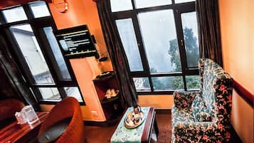 Deluxe Suite, 1 Double Bed | In-room safe, blackout curtains, iron/ironing board, rollaway beds