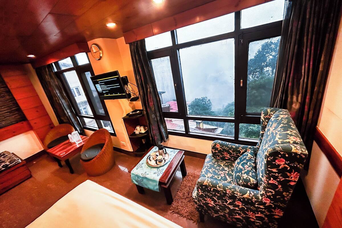 deluxe suite, 1 double bed | 1 bedroom, in-room safe, blackout curtains, iron/ironing board