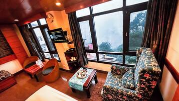 Suite Deluxe, 1 cama matrimonial | Caja de seguridad en la habitación y cortinas blackout