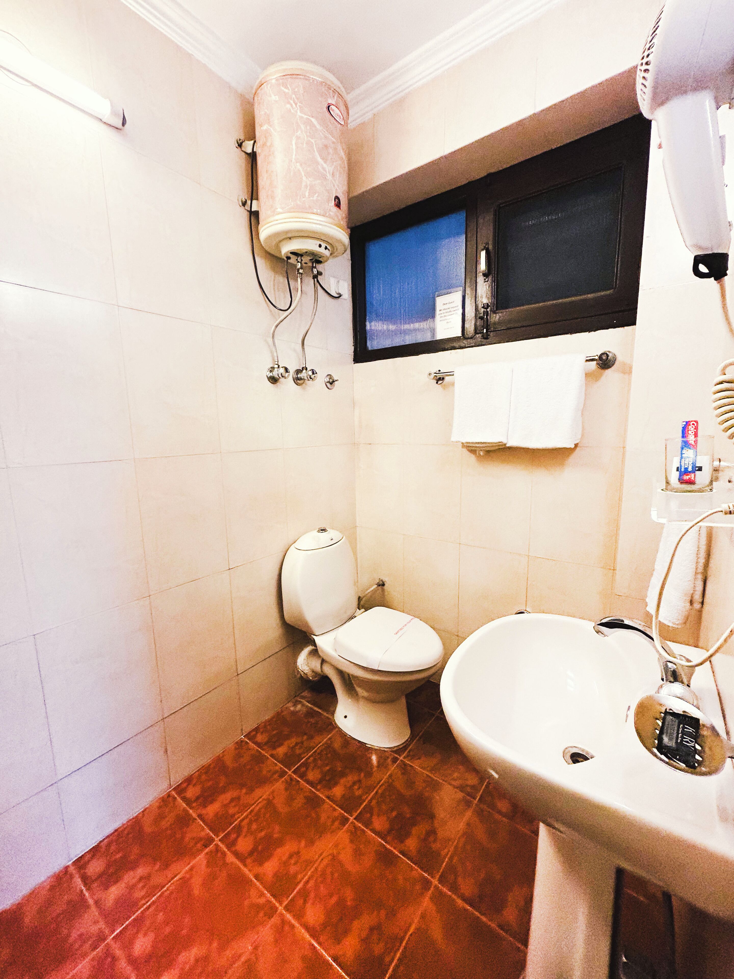 deluxe room, 1 queen bed | 1 bedroom, in-room safe, blackout curtains, iron/ironing board