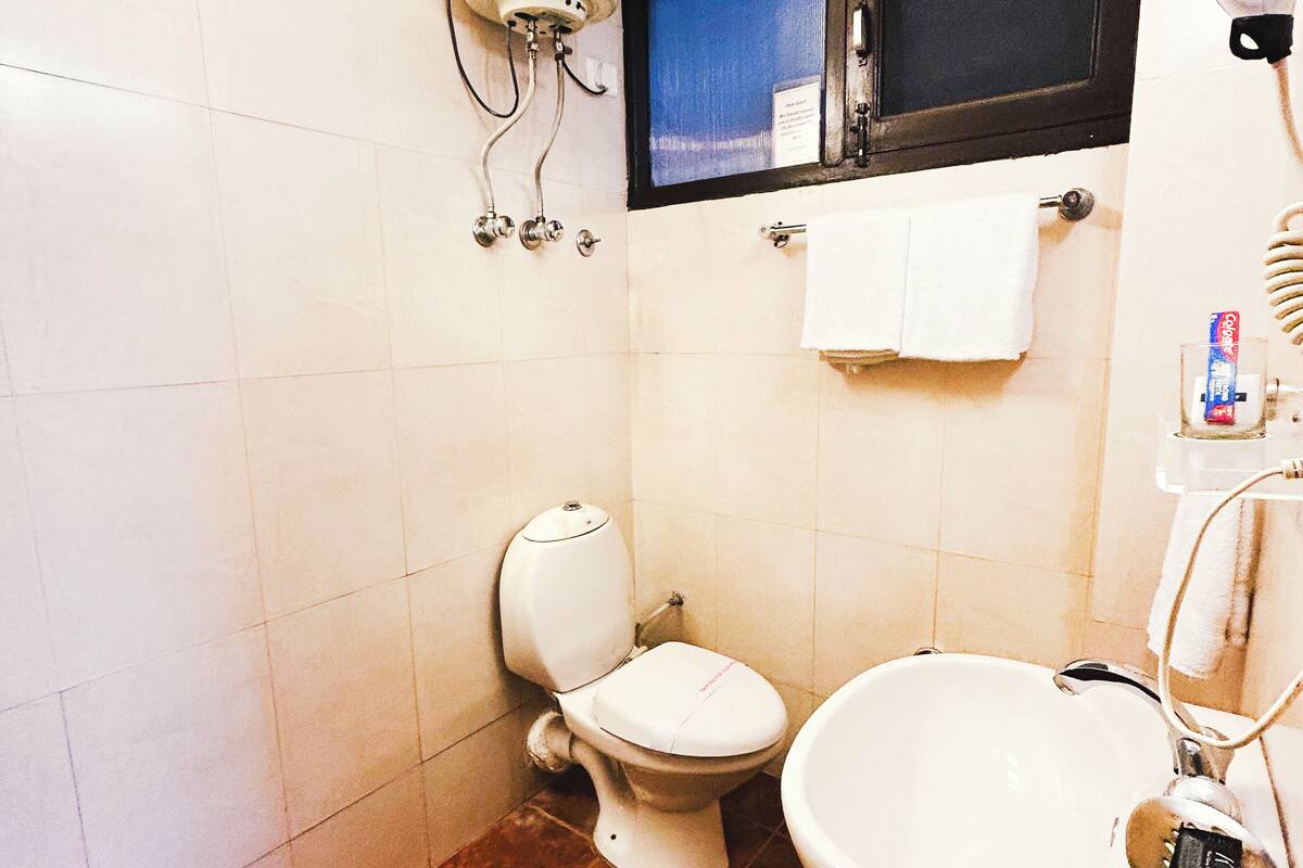 deluxe room, 1 queen bed | 1 bedroom, in-room safe, blackout curtains, iron/ironing board