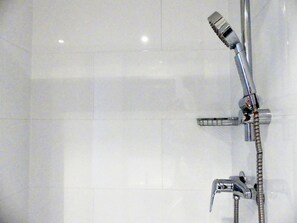 Chambre simple | Douche de la salle de bain
