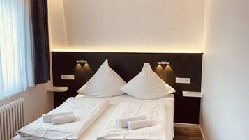 Habitación doble | Área de sala de estar | Televisión de pantalla plana